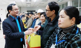 Chủ tịch Tổng Liên đoàn Lao động Việt Nam Nguyễn Đình Khang tặng quà Tết công nhân hoàn cảnh khó khăn